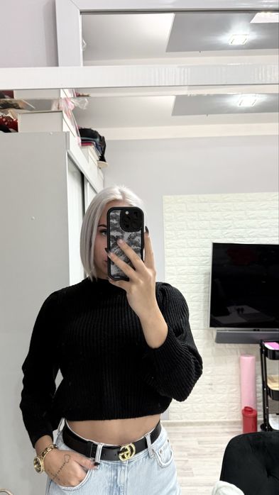 Sweter czarny krótki