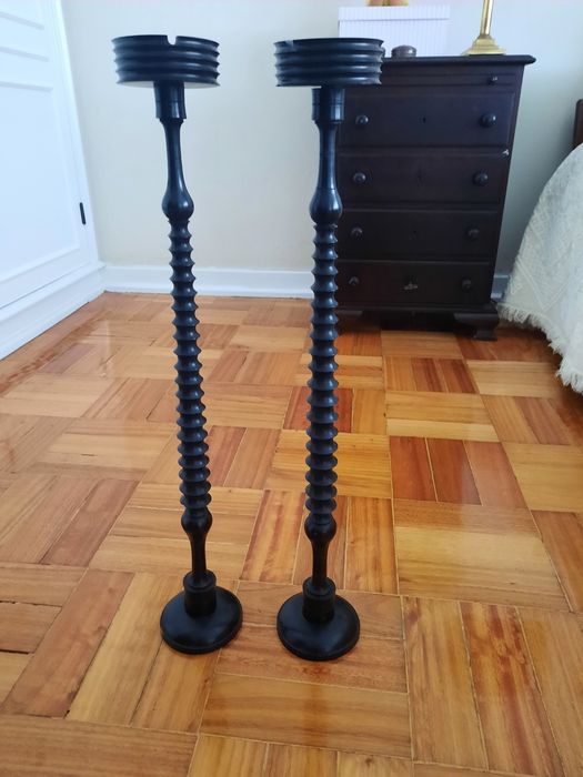 Par de cinzeiros de pé alto em pau preto
