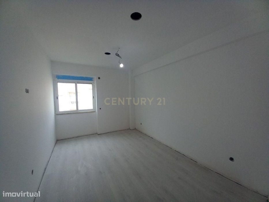 T2 Totalmente Remodelado no Carregado – Cozinha Equipada e Excelente A