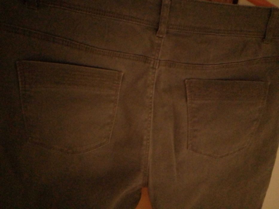 Top de Verão e calça verde escuro confortáveis.