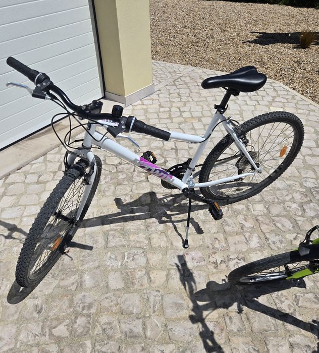 Conjunto 2 bicicletas e uma trotineta.