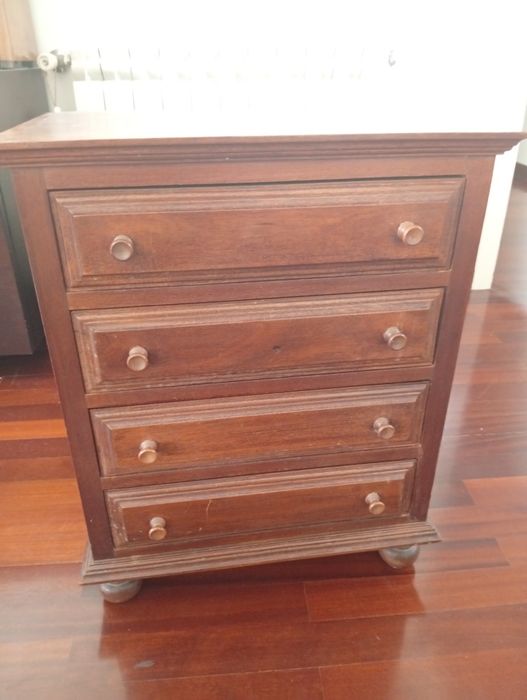 Móvel pequeno em madeira com 4 gavetas