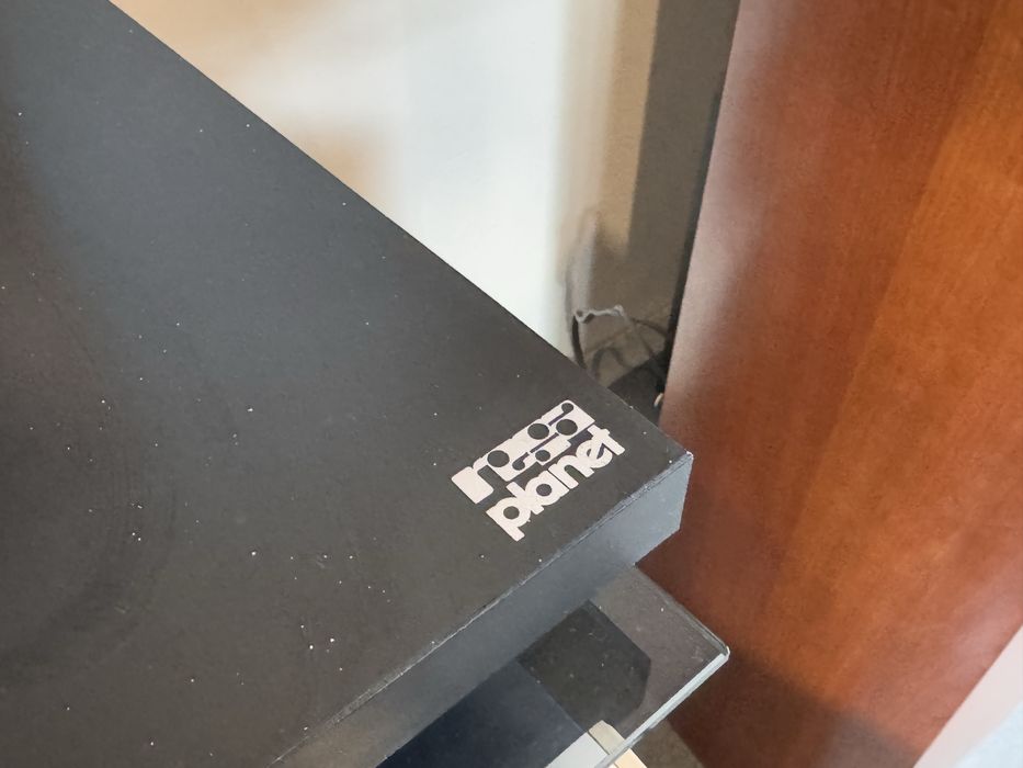 Gramofon rega planet bez ramienia