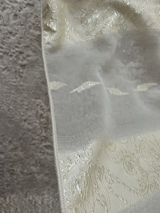 Занавеска  пошита на тесьму 1.70, ширина 4 м, высота- 2 м