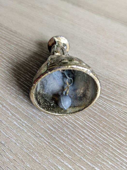 Латунная статуэтка женщины