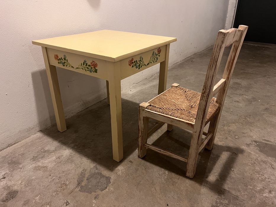 Mesa e cadeira de criança tipicamente alentejanas