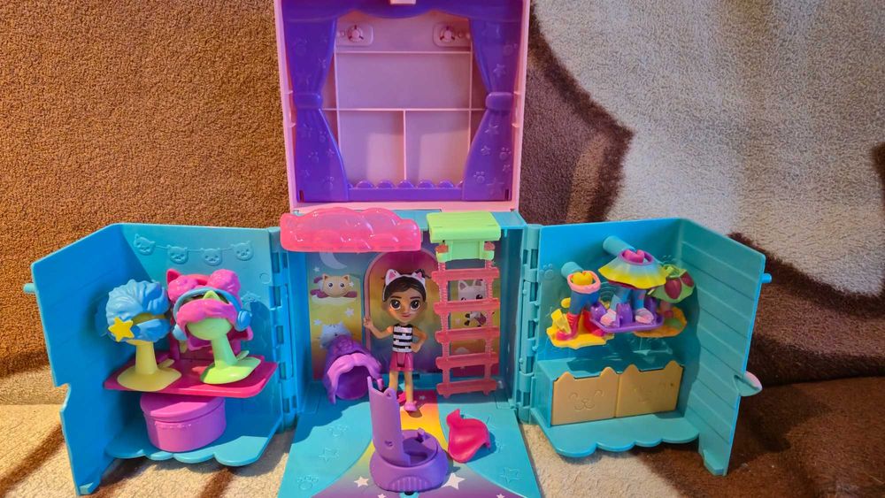 Domek Gabi tęczowa szafa