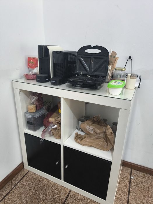 Estante em cubo e cafeteiras