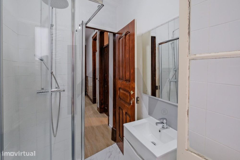 Apartamento T4 Remodelado com Terraço Privativo no Areeiro