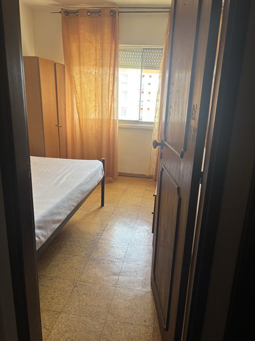 Quarto disponível em Santo António dos Cavaleiros
