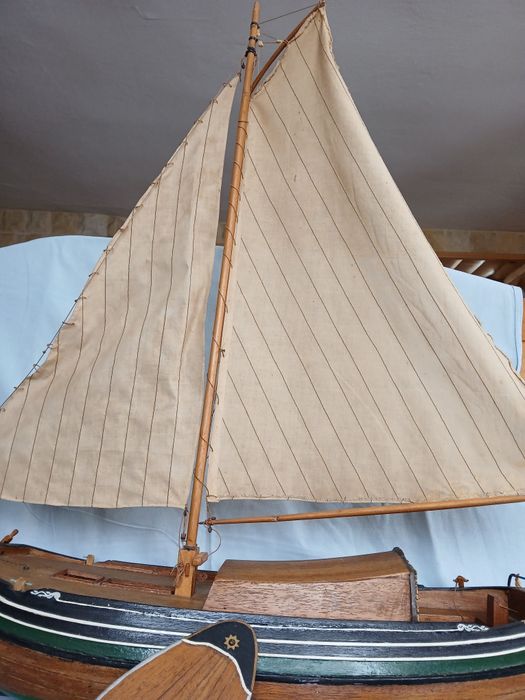 Dekoracyjny model łódki żaglowej z Holandii.