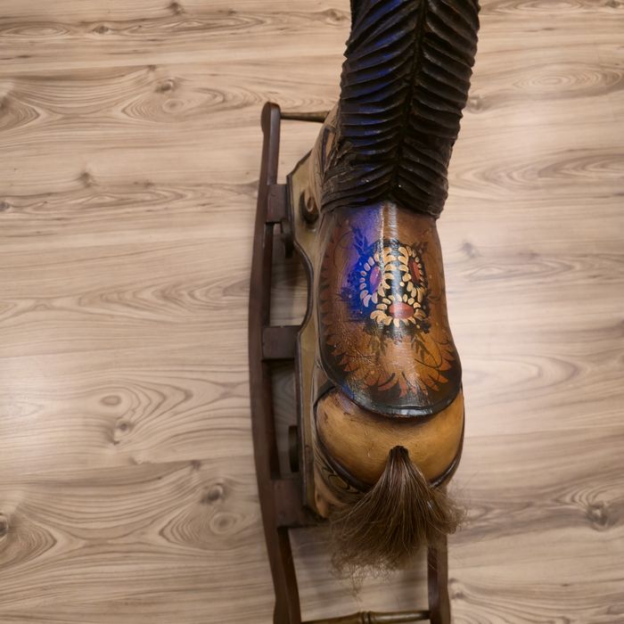 Malowany koń na biegowych z karuzeli