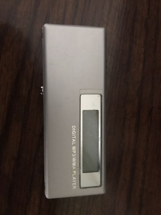 Leitor de MP3 com 128Mb e bateria interna. A bateria não carrega.