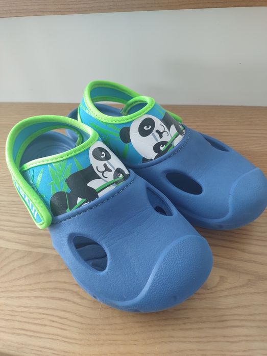 Niebieskie klapki 32/33 buty zabudowane na basen do wody