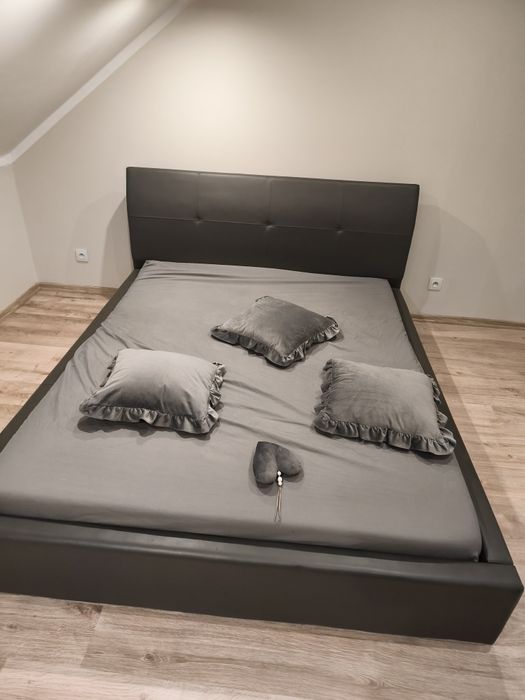 Łóżko z materacem stelażem eko skóra