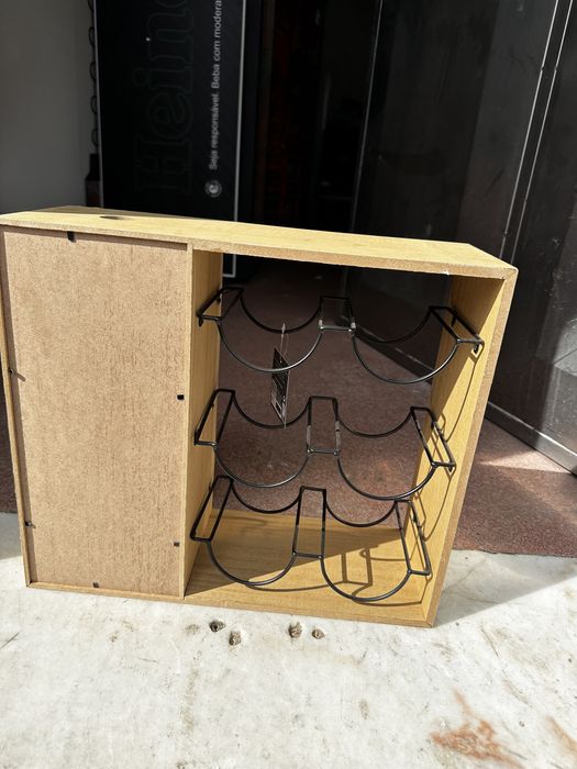 Expositor de Vinhos em madeira Com etiquetas