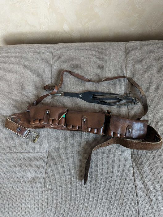 Патронташ мисливський , шкіряний 12 калібр на 36 набоїв.