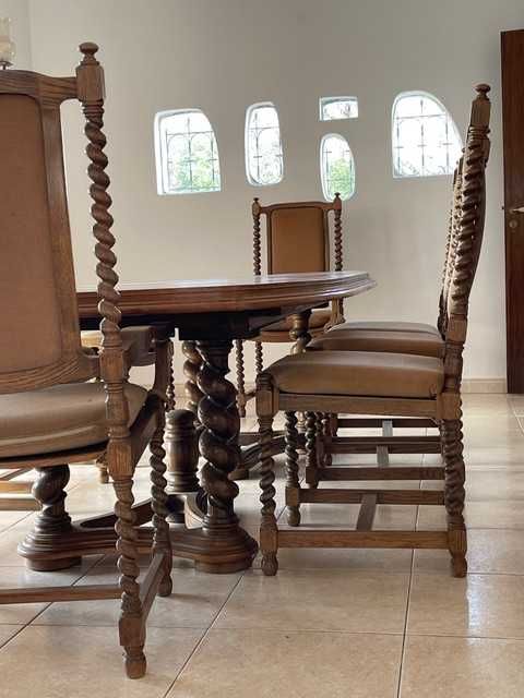 Mesa de jantar e cadeiras