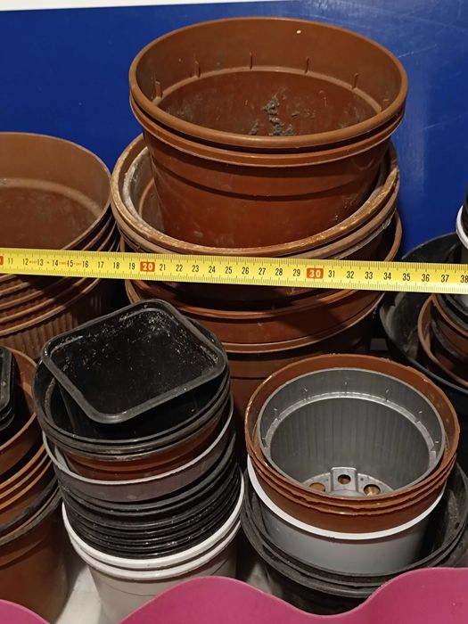Conjunto de vasos, floreiras e pulverizador