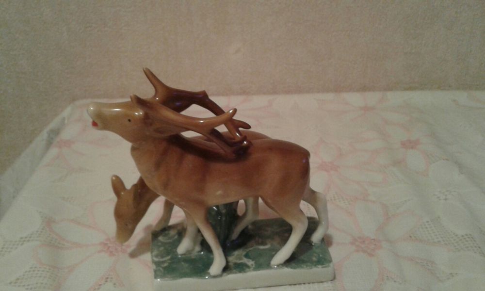 Статуэтки фарфоровые -олени,птица,собаки,,олень,девочка с флажком