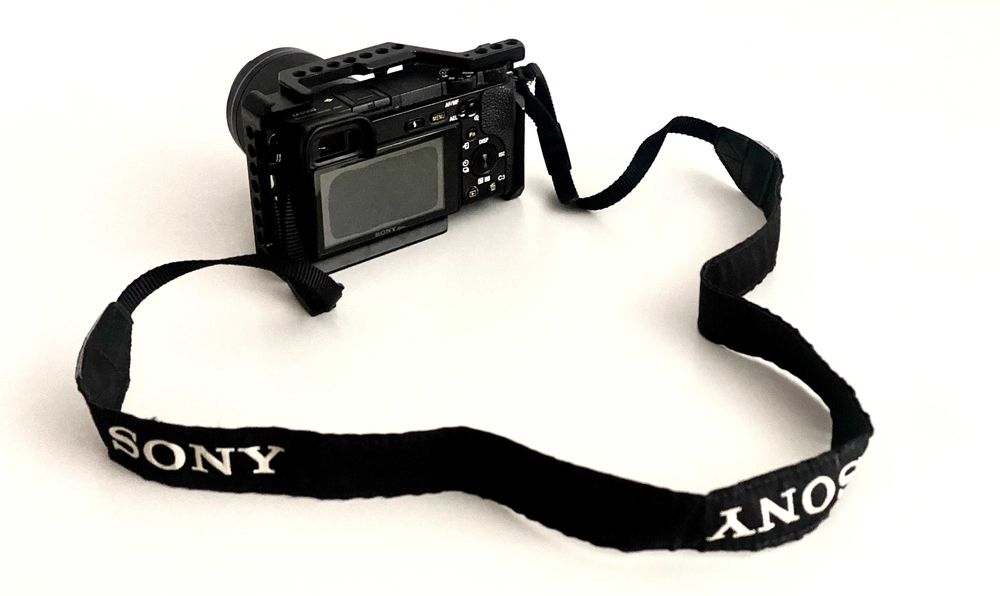 (OPORTUNIDADE) Sony a6500 + lente 50mm 1.8 + Extras