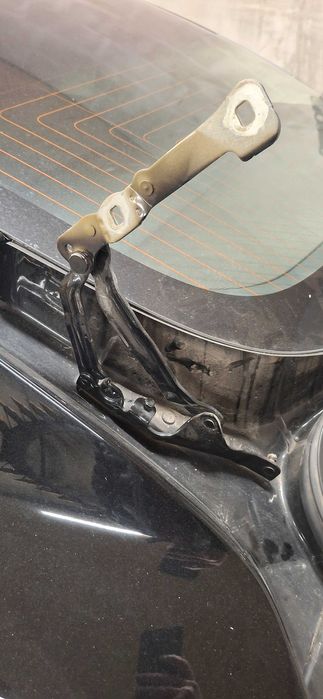 Левая Петля кришки багажника tesla model 3