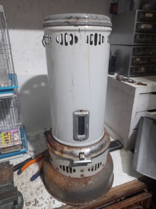 Acho que é um aquecedor antigo a petróleo