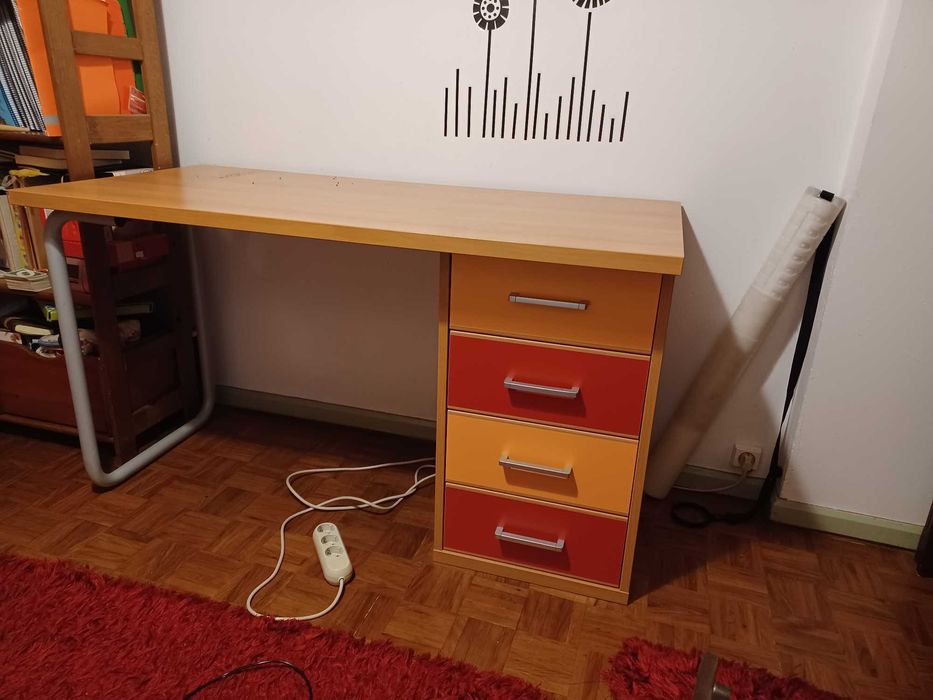 Beliche com 3 camas e arrumação mais Secretária