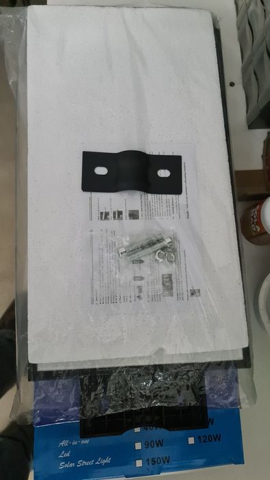 Candeeiro Led Solar com detector de movimentos 60w novo(preco so hoje)