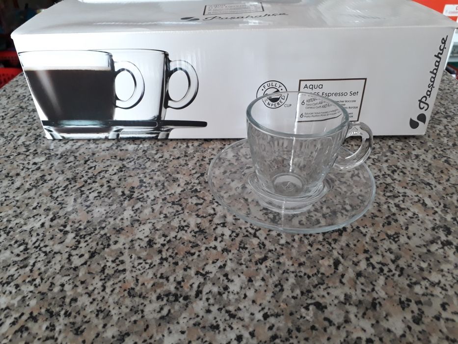 Chávenas de café em vidro rectangular ou oval com pires