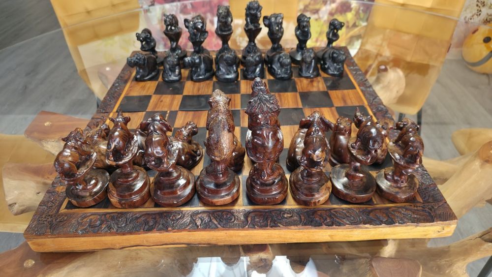 Jogo de Xadrez unico esculpido em madeira