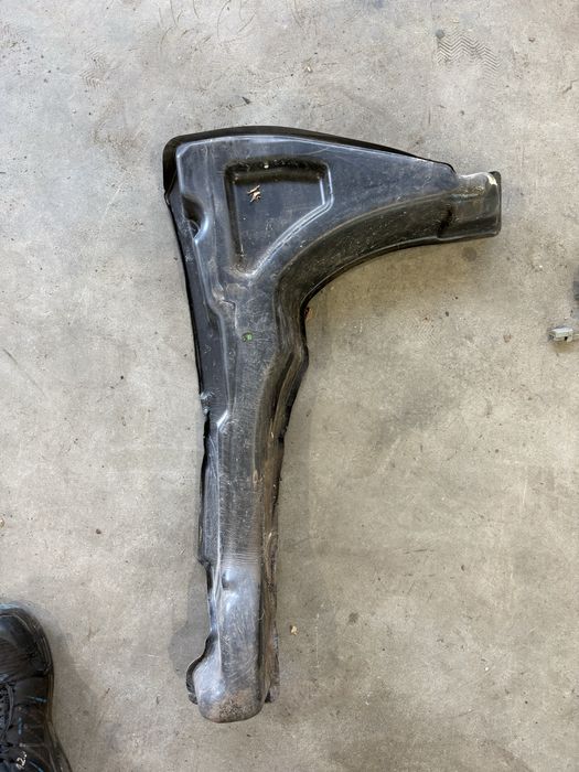 Volvo V40 II wygłuszenie przód  pianka błotnika lewa lewe