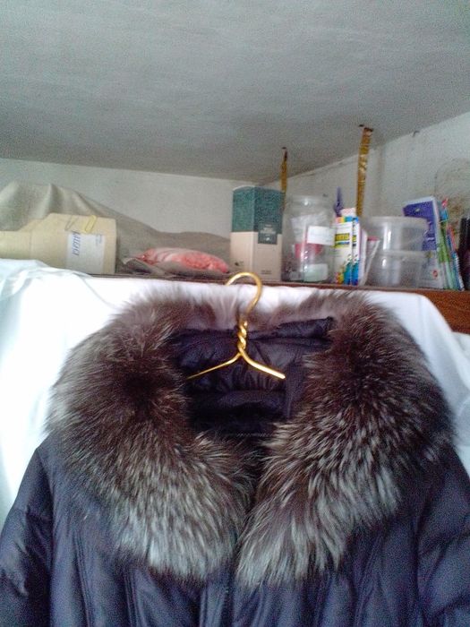 Два жіночих пальто