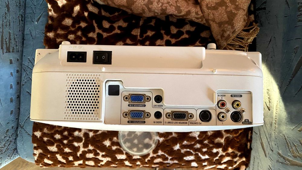 Проектор NEC VT480 – робочий, гарне зображення