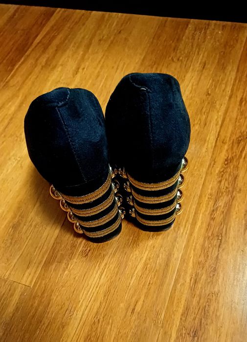 Czółenka na ozdobionym obcasie 37