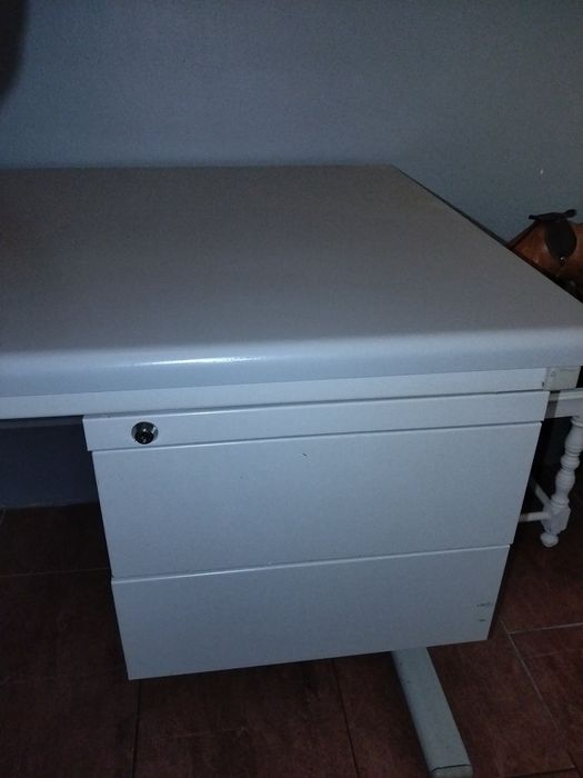 Secretaria em metal