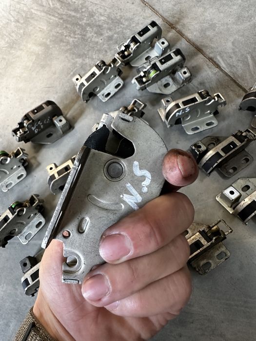 Замок задньої дверки  спрінтер крафтер Sprinter W906 crafter