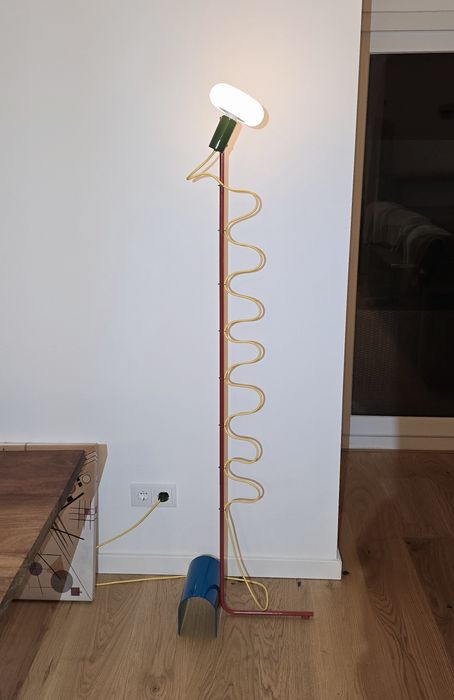 Candeeiro de pé com lâmpada