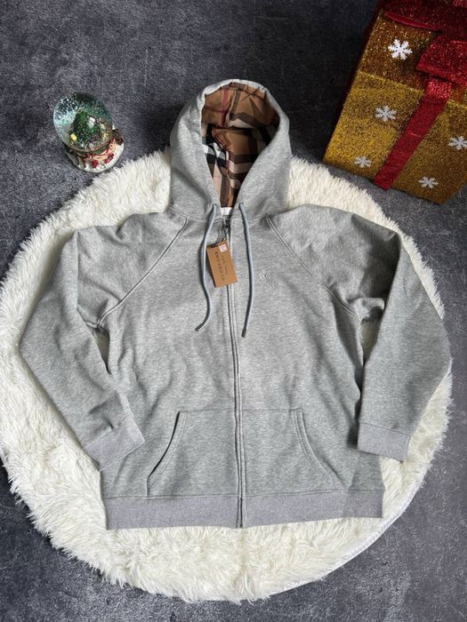 Зіпки Burberry.