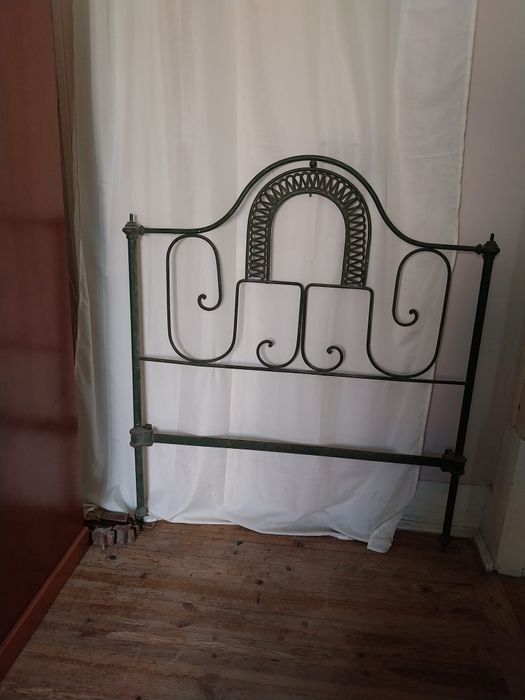 Cama de ferro antiga