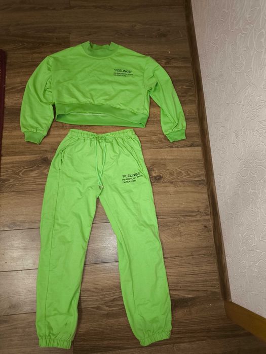 Жіночий спортивний костюм