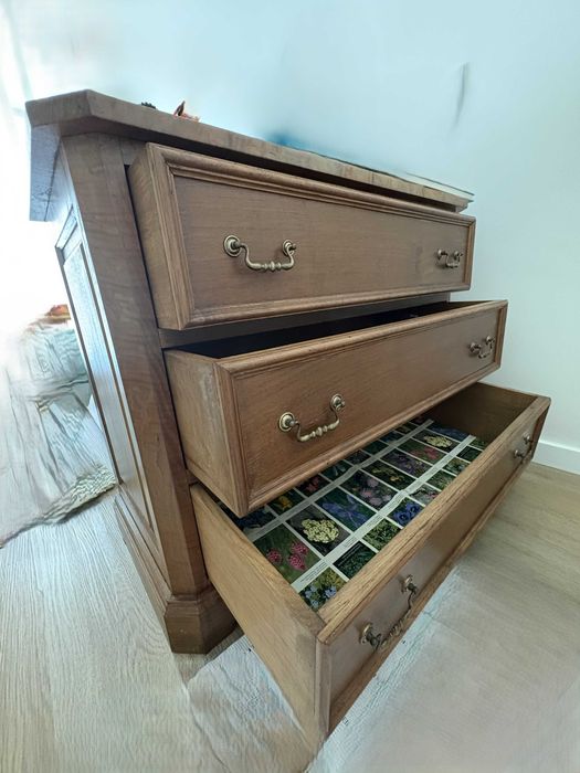 Cómoda e escrivaninha em madeira maciça