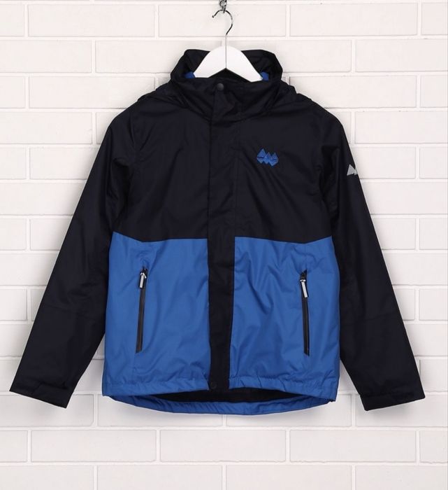 Вітровка з капюшоном