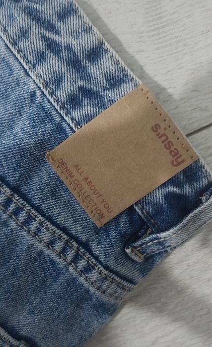 Jasnoniebieskie przylegające jeansy