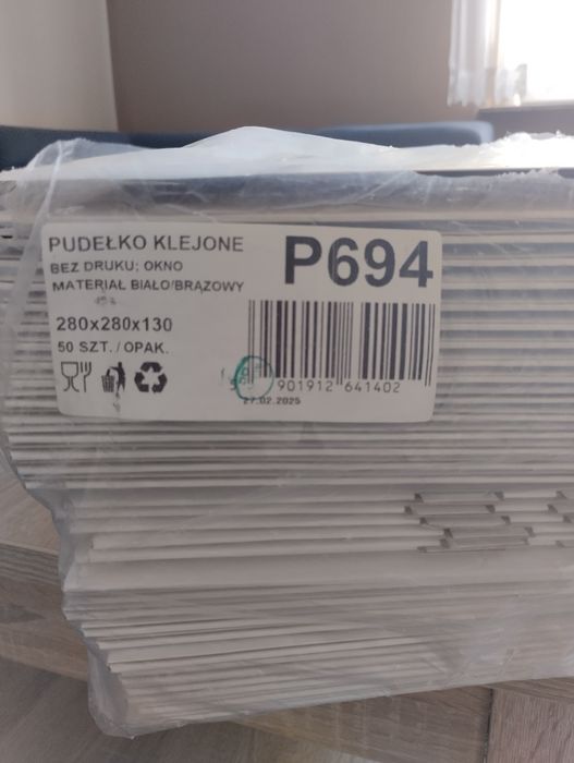 Sprzedam  50 szt. biały kartonik z okienkiem 28x28x13