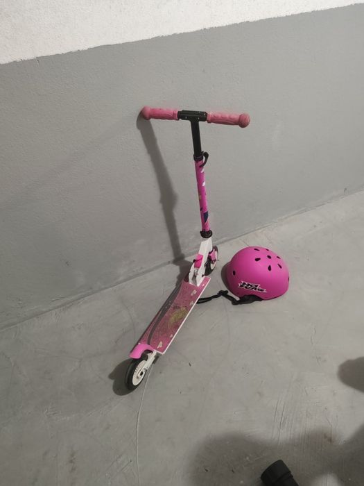 Trotinete criança e capacete