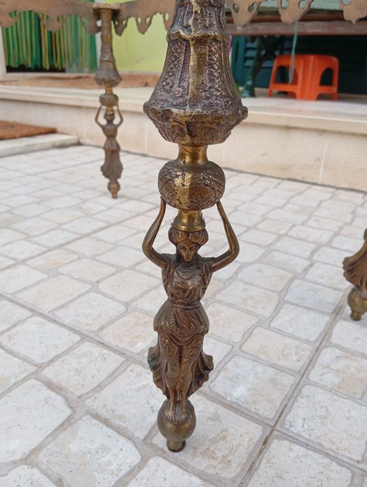 Mesa de sala em latão