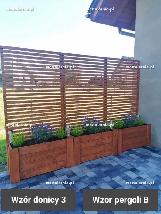 Donica drewniana z pergolą płot lamelowy