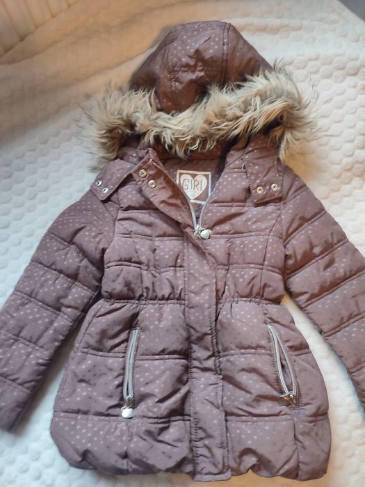 Dziecięca kurtka zimowa pikowana z kapturem obszytym futerkiem