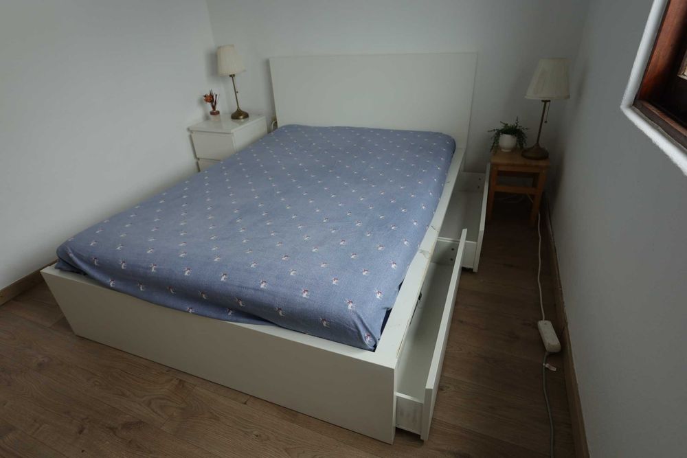 Cama Ikea Malm com Mesa de cabeceira e Gavetões de Arrumação branca